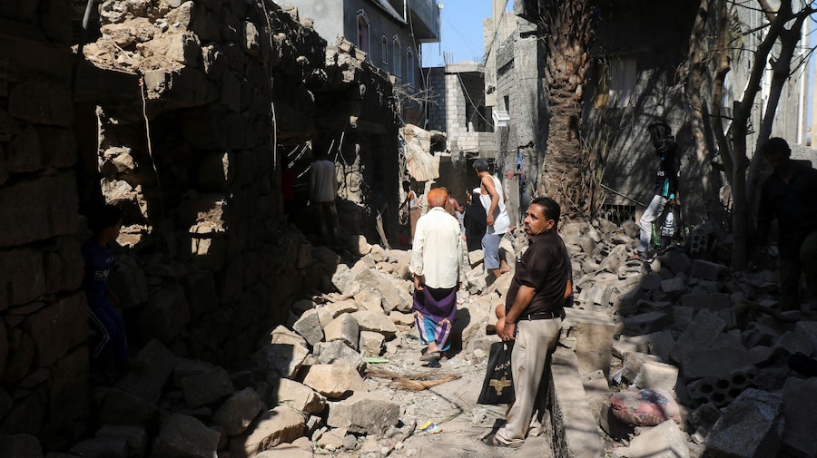 Alcune persone ispezionano i danni a un'abitazione che, secondo quanto riferito, sarebbe stata colpita da un missile degli Houthi nella città di Taiz, nel sud-ovest dello Yemen (REUTERS)