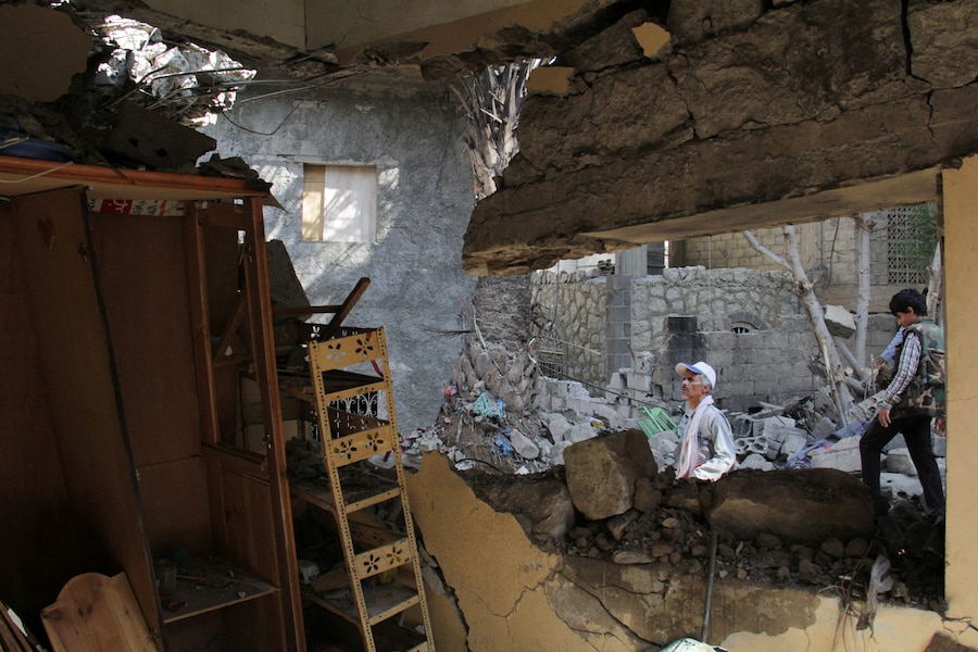 Alcune persone ispezionano i danni a un'abitazione che, secondo quanto riferito, sarebbe stata colpita da un missile degli Houthi nella città di Taiz, nel sud-ovest dello Yemen (REUTERS)