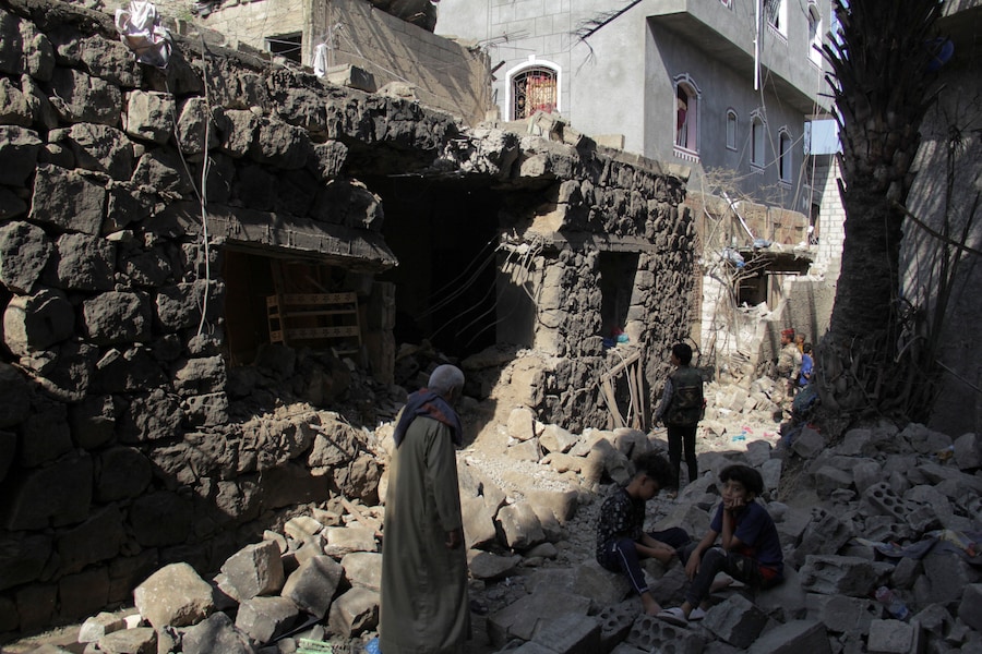 Alcune persone ispezionano i danni a un'abitazione che, secondo quanto riferito, sarebbe stata colpita da un missile degli Houthi nella città di Taiz, nel sud-ovest dello Yemen (REUTERS)