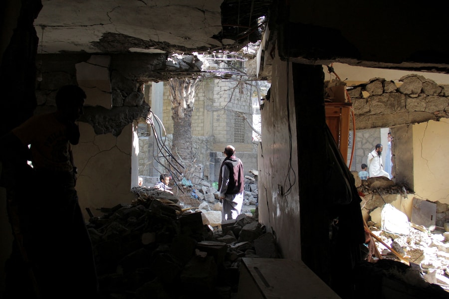 Alcune persone ispezionano i danni a un'abitazione che, secondo quanto riferito, sarebbe stata colpita da un missile degli Houthi nella città di Taiz, nel sud-ovest dello Yemen (REUTERS)