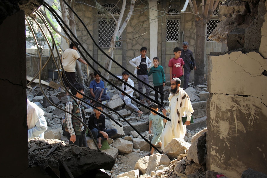Alcune persone ispezionano i danni a un'abitazione che, secondo quanto riferito, sarebbe stata colpita da un missile degli Houthi nella città di Taiz, nel sud-ovest dello Yemen (REUTERS)