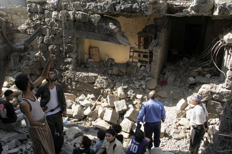 Alcune persone ispezionano i danni a un'abitazione che, secondo quanto riferito, sarebbe stata colpita da un missile degli Houthi nella città di Taiz, nel sud-ovest dello Yemen (REUTERS)