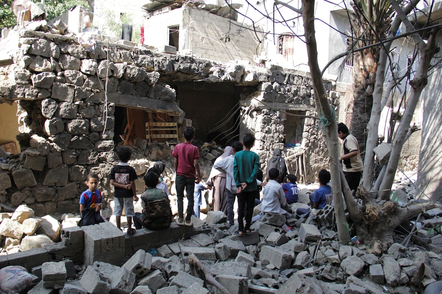 Alcune persone ispezionano i danni a un'abitazione che, secondo quanto riferito, sarebbe stata colpita da un missile degli Houthi nella città di Taiz, nel sud-ovest dello Yemen (REUTERS)