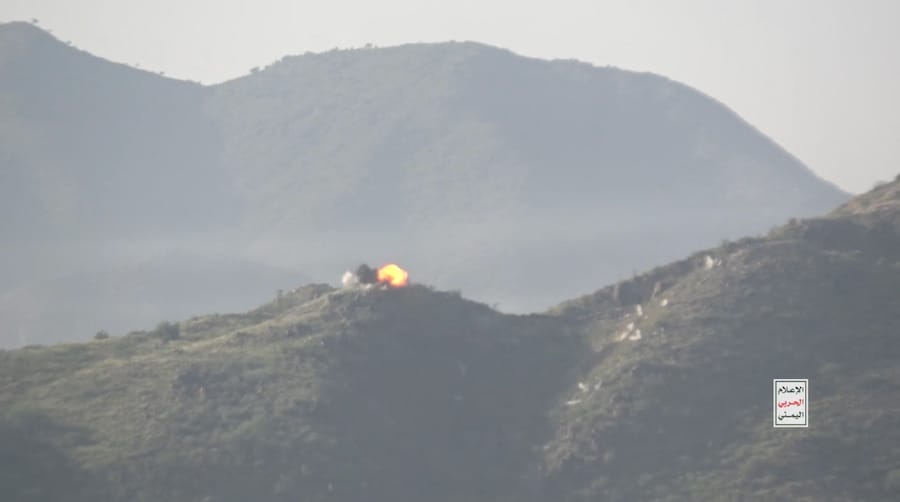 Fumo e fiamme si levano in quello che, secondo i media militari houthi, sarebbero scontri tra combattenti houthi e forze governative yemenite sostenute dall’Arabia Saudita in una località indicata come Taiz, nello Yemen (via REUTERS)