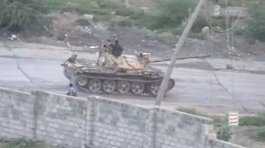 Un carro armato è in azione in quella che, secondo i media militari houthi, sarebbe una zona di scontri tra combattenti houthi e forze governative yemenite sostenute dall’Arabia Saudita, in una località indicata come Taiz, nello Yemen (via REUTERS)