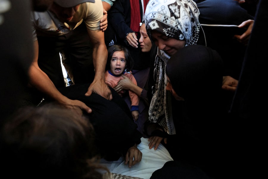 I partecipanti al funerale piangono durante la cerimonia funebre del palestinese Tamer Al-Sabagh, ucciso in un attacco israeliano, a Gaza City (REUTERS)