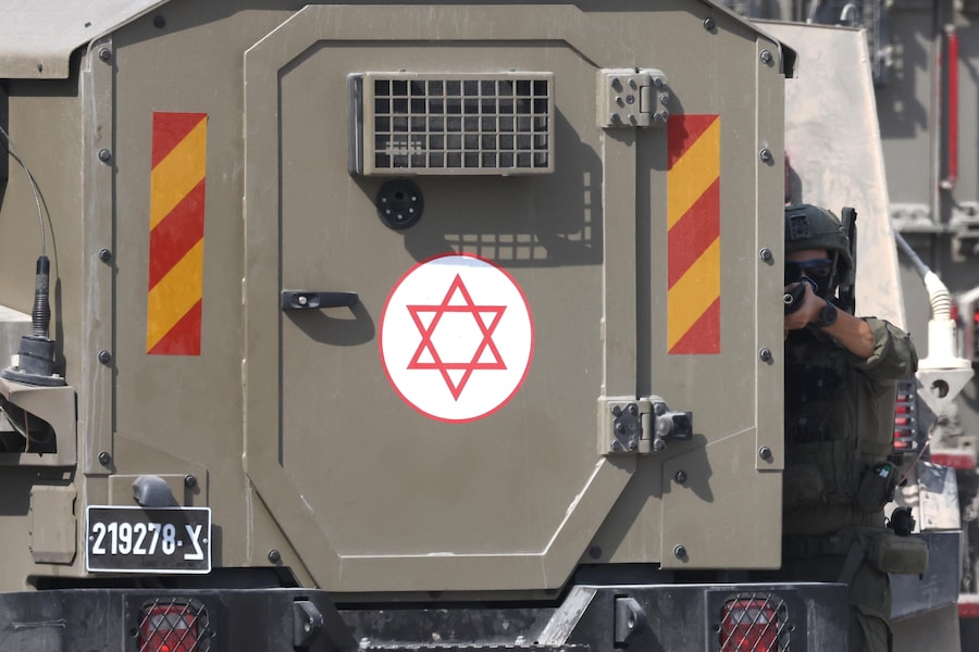 Un soldato israeliano punta l'arma durante un'incursione dell'esercito israeliano nel campo profughi di Balata, vicino alla città di Nablus in Cisgiordania (EPA)