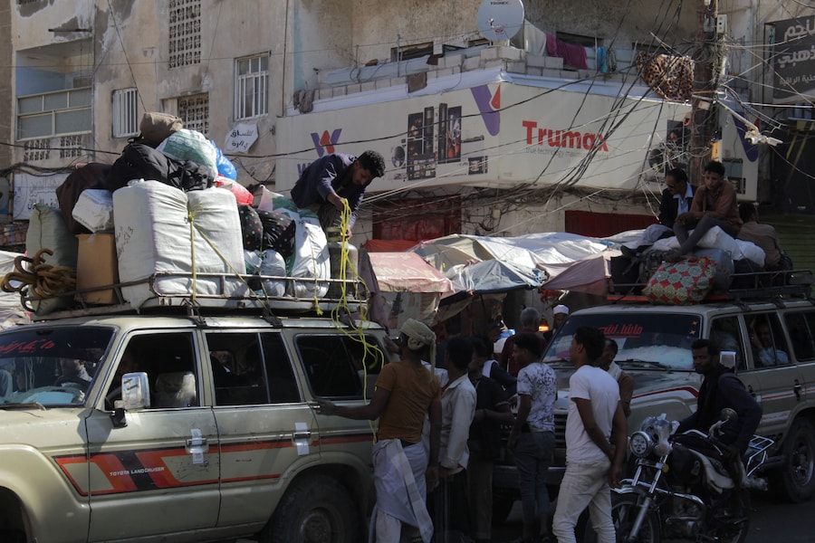 Un uomo fissa i bagagli sul tetto di un'auto mentre si prepara a trasportare alcune persone fuori dalla città di Taiz, nel sud-ovest dello Yemen (REUTERS)