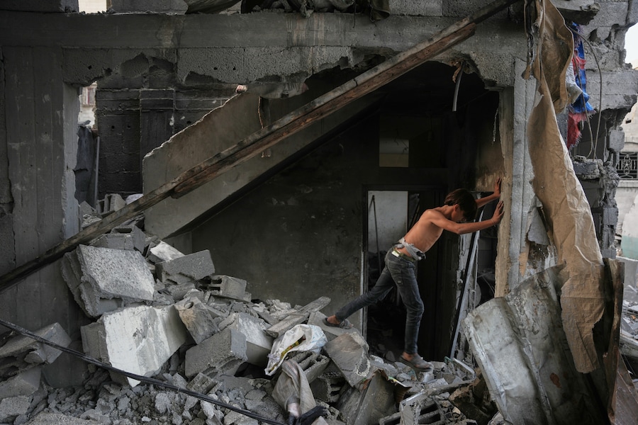 Un ragazzino palestinese si fa strada tra le macerie di una casa distrutta durante un attacco israeliano a Nuseirat, nella Striscia di Gaza centrale (APN)