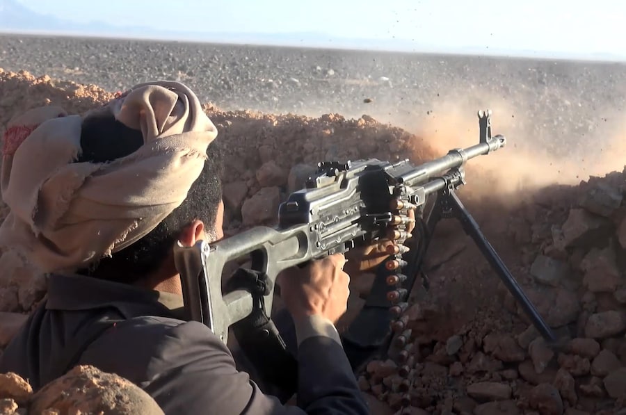 Un combattente houthi impegnato in un attacco contro le forze yemenite sostenute dall’Arabia Saudita nella provincia di Marib, nella parte orientale dello Yemen (EPA)