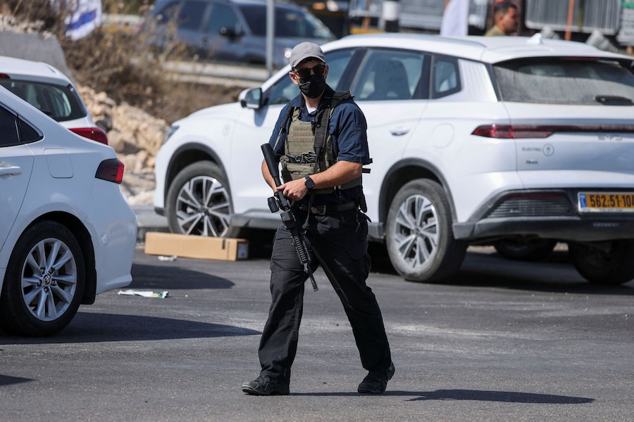 Un membro delle forze armate israeliane sorveglia la zona il giorno in cui il primo ministro israeliano Benjamin Netanyahu si reca sul posto in seguito a una sparatoria avvenuta a Hebron, nella Cisgiordania occupata da Israele, il 23 ottobre 2026. REUTERS/Ammar Awad (REUTERS)