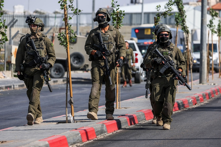 Le forze israeliane sorvegliano la zona il giorno in cui il primo ministro israeliano Benjamin Netanyahu visita il luogo in seguito a una sparatoria avvenuta a Hebron, nella Cisgiordania occupata da Israele, il 23 ottobre 2026. (REUTERS)