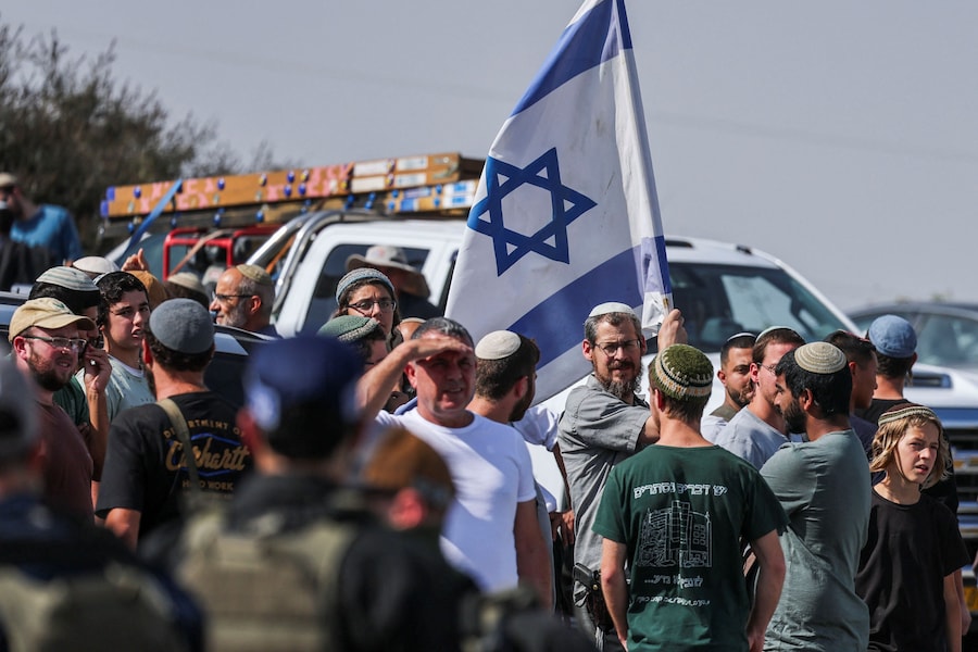 Coloni israeliani si radunano mentre le forze israeliane sorvegliano il luogo dopo una sparatoria avvenuta a Hebron, nella Cisgiordania occupata da Israele, il 23 ottobre 2026. REUTERS/Ammar Awad (REUTERS)