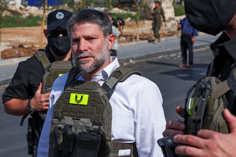Il ministro delle Finanze israeliano Bezalel Smotrich a Hebron, mentre le forze israeliane sorvegliano la zona in seguito a una sparatoria avvenuta a Hebron, nella Cisgiordania occupata da Israele, il 23 ottobre 2026. (REUTERS)