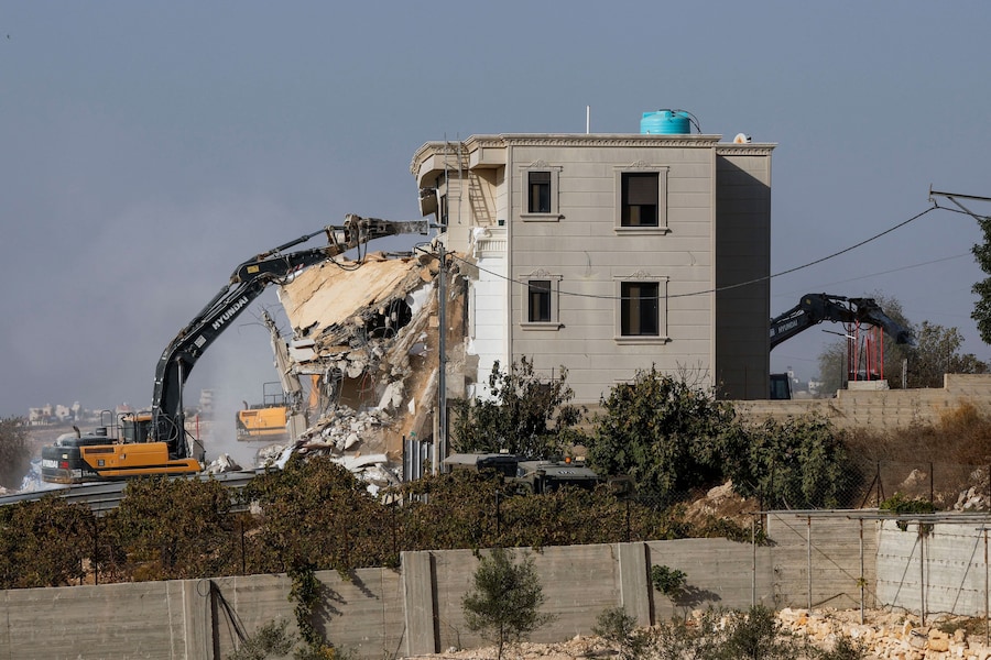 Gli israeliani demoliscono un'abitazione palestinese a seguito di un attacco a colpi d'arma da fuoco, a Hebron, nella Cisgiordania occupata da Israele, il 23 ottobre 2026. (REUTERS)