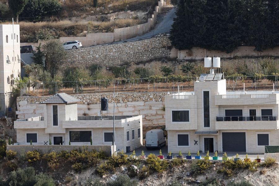 A Hebron, nella Cisgiordania occupata da Israele, si vedono le abitazioni palestinesi contrassegnate con una "X" dall'esercito israeliano dopo l'evacuazione, 24 ottobre 2026. (REUTERS)
