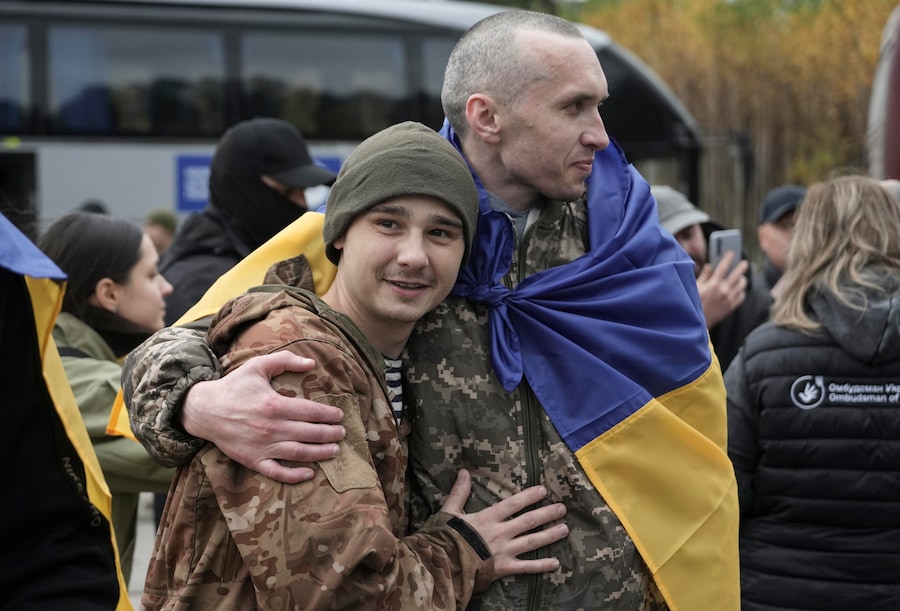 Prigionieri di guerra ucraini (POW) liberati dopo uno scambio di prigionieri avvenuto in una località segreta in Ucraina, il 23 ottobre 2026. L’Ucraina e la Russia si sono scambiate 270 prigionieri di guerra ciascuna. Il presidente ucraino Zelensky ha confermato il ritorno di 270 cittadini, tra cui 261 militari e nove civili, la maggior parte dei quali era tenuta prigioniera dal 2022. (EPA)