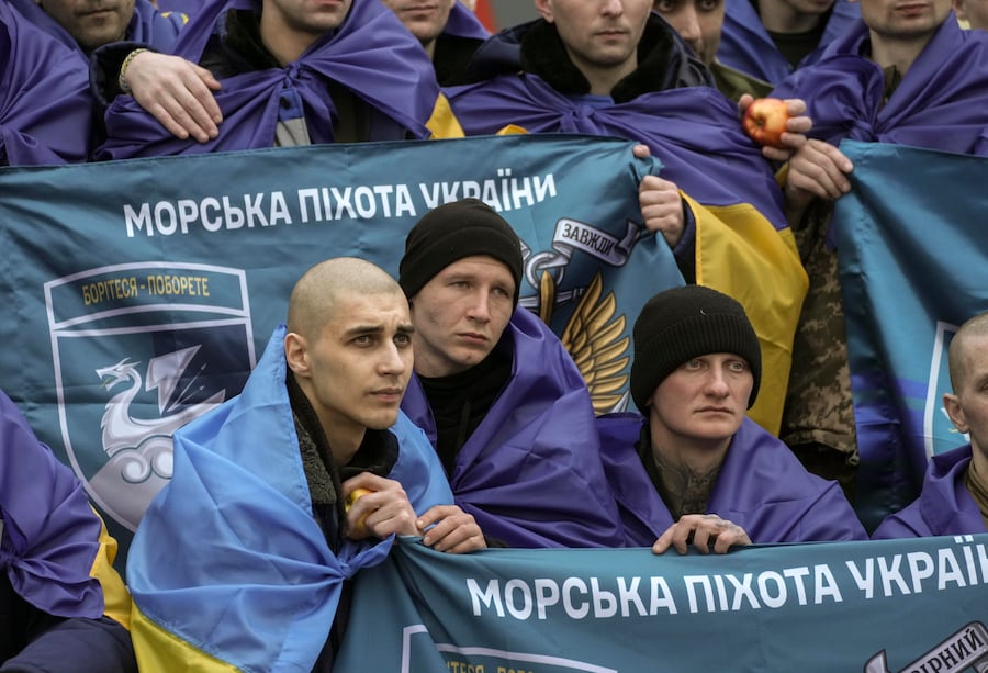 Prigionieri di guerra ucraini (POW) liberati dopo uno scambio di prigionieri avvenuto in una località segreta in Ucraina, il 23 ottobre 2026. L’Ucraina e la Russia si sono scambiate 270 prigionieri di guerra ciascuna. Il presidente ucraino Zelensky ha confermato il ritorno di 270 cittadini, tra cui 261 militari e nove civili, la maggior parte dei quali era tenuta prigioniera dal 2022. (EPA)
