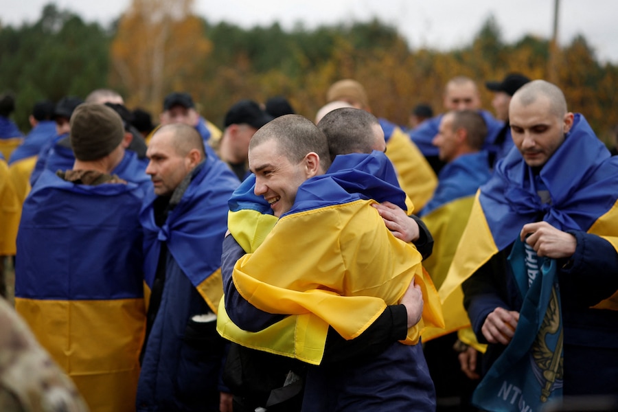 Prigionieri di guerra ucraini (POW) liberati dopo uno scambio di prigionieri avvenuto in una località segreta in Ucraina, il 23 ottobre 2026. L’Ucraina e la Russia si sono scambiate 270 prigionieri di guerra ciascuna. Il presidente ucraino Zelensky ha confermato il ritorno di 270 cittadini, tra cui 261 militari e nove civili, la maggior parte dei quali era tenuta prigioniera dal 2022. (REUTERS)