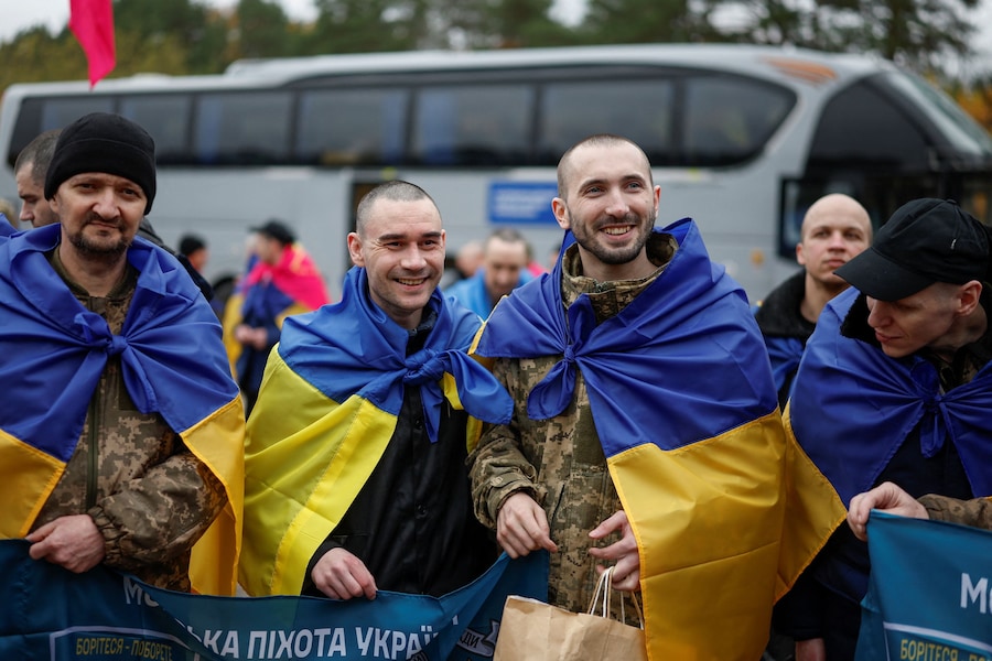 Prigionieri di guerra ucraini (POW) liberati dopo uno scambio di prigionieri avvenuto in una località segreta in Ucraina, il 23 ottobre 2026. L’Ucraina e la Russia si sono scambiate 270 prigionieri di guerra ciascuna. Il presidente ucraino Zelensky ha confermato il ritorno di 270 cittadini, tra cui 261 militari e nove civili, la maggior parte dei quali era tenuta prigioniera dal 2022. (REUTERS)