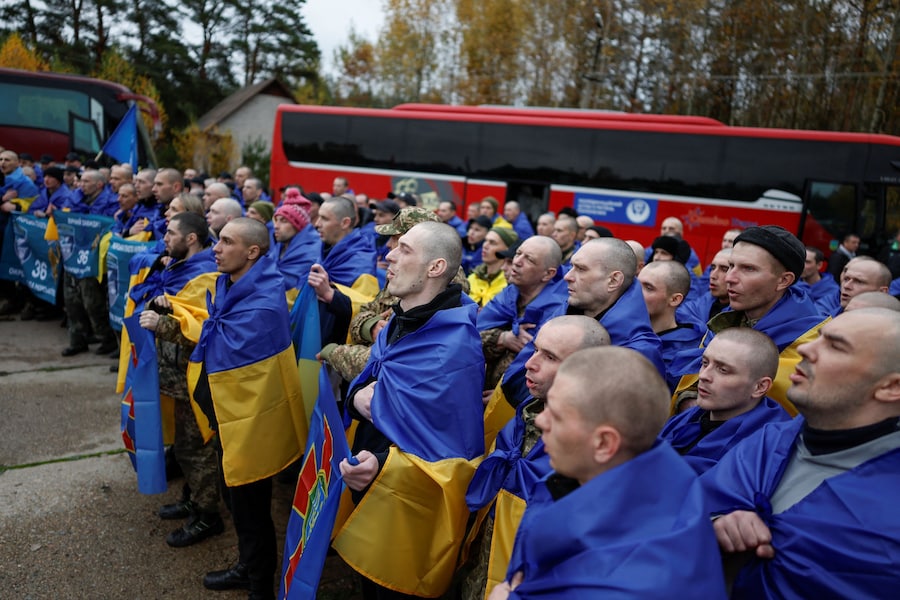 Prigionieri di guerra ucraini (POW) liberati dopo uno scambio di prigionieri avvenuto in una località segreta in Ucraina, il 23 ottobre 2026. L’Ucraina e la Russia si sono scambiate 270 prigionieri di guerra ciascuna. Il presidente ucraino Zelensky ha confermato il ritorno di 270 cittadini, tra cui 261 militari e nove civili, la maggior parte dei quali era tenuta prigioniera dal 2022. (REUTERS)