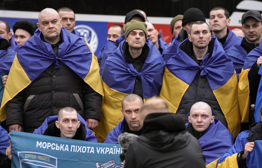 Prigionieri di guerra ucraini (POW) liberati dopo uno scambio di prigionieri avvenuto in una località segreta in Ucraina, il 23 ottobre 2026. L’Ucraina e la Russia si sono scambiate 270 prigionieri di guerra ciascuna. Il presidente ucraino Zelensky ha confermato il ritorno di 270 cittadini, tra cui 261 militari e nove civili, la maggior parte dei quali era tenuta prigioniera dal 2022. (EPA)