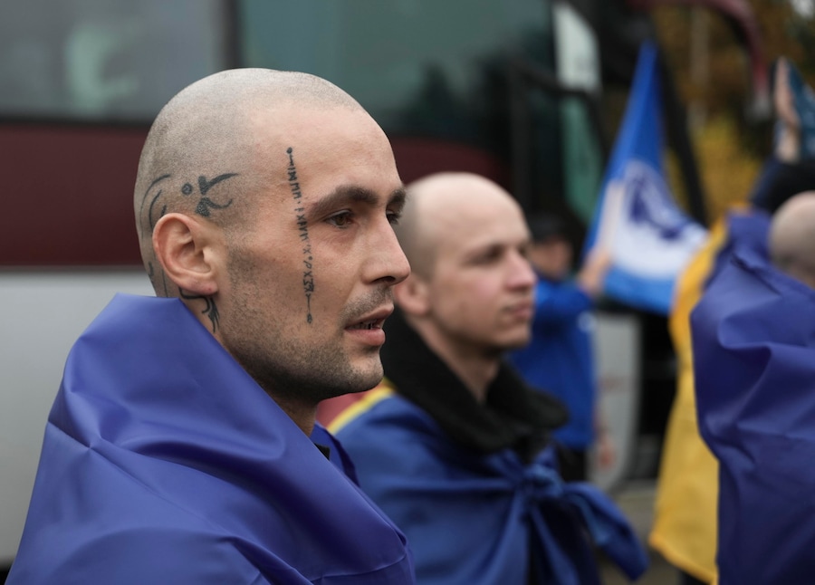 Prigionieri di guerra ucraini (POW) liberati dopo uno scambio di prigionieri avvenuto in una località segreta in Ucraina, il 23 ottobre 2026. L’Ucraina e la Russia si sono scambiate 270 prigionieri di guerra ciascuna. Il presidente ucraino Zelensky ha confermato il ritorno di 270 cittadini, tra cui 261 militari e nove civili, la maggior parte dei quali era tenuta prigioniera dal 2022. (EPA)