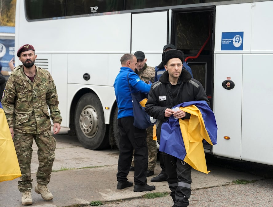 Prigionieri di guerra ucraini (POW) liberati dopo uno scambio di prigionieri avvenuto in una località segreta in Ucraina, il 23 ottobre 2026. L’Ucraina e la Russia si sono scambiate 270 prigionieri di guerra ciascuna. Il presidente ucraino Zelensky ha confermato il ritorno di 270 cittadini, tra cui 261 militari e nove civili, la maggior parte dei quali era tenuta prigioniera dal 2022. (EPA)