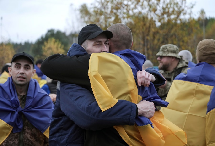 Prigionieri di guerra ucraini (POW) liberati dopo uno scambio di prigionieri avvenuto in una località segreta in Ucraina, il 23 ottobre 2026. L’Ucraina e la Russia si sono scambiate 270 prigionieri di guerra ciascuna. Il presidente ucraino Zelensky ha confermato il ritorno di 270 cittadini, tra cui 261 militari e nove civili, la maggior parte dei quali era tenuta prigioniera dal 2022. (EPA)