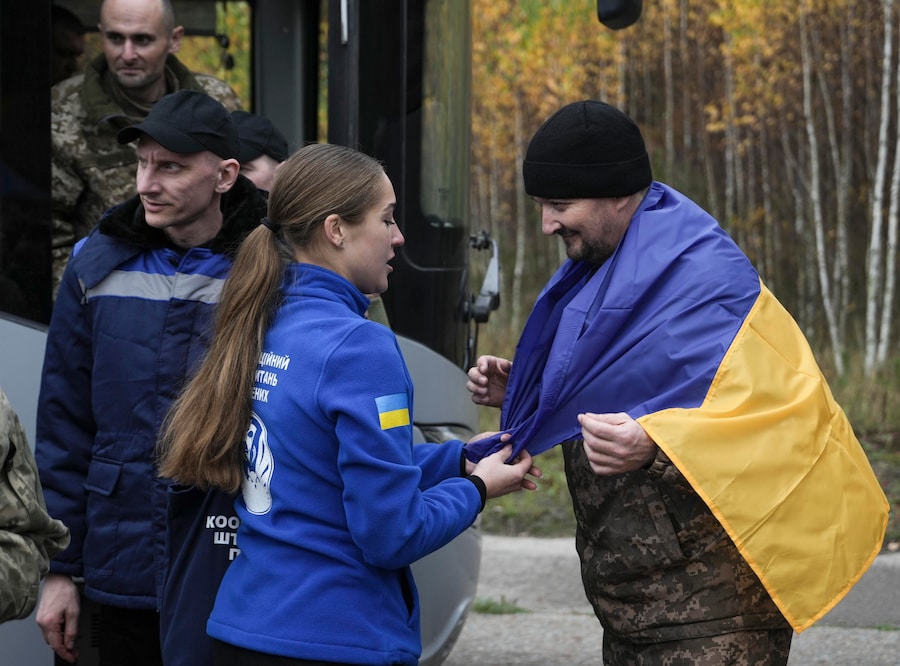 Prigionieri di guerra ucraini (POW) liberati dopo uno scambio di prigionieri avvenuto in una località segreta in Ucraina, il 23 ottobre 2026. L’Ucraina e la Russia si sono scambiate 270 prigionieri di guerra ciascuna. Il presidente ucraino Zelensky ha confermato il ritorno di 270 cittadini, tra cui 261 militari e nove civili, la maggior parte dei quali era tenuta prigioniera dal 2022. (EPA)