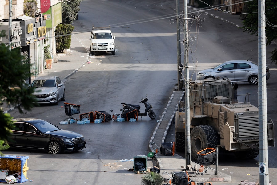 Le forze israeliane bloccano le strade durante un'operazione militare a Hebron. (REUTERS)