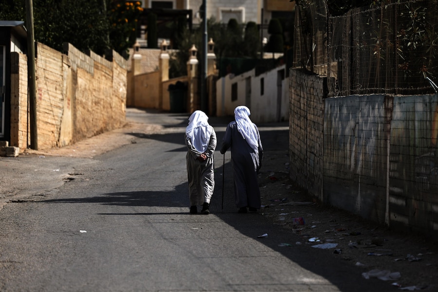 Alcuni anziani palestinesi camminano lungo una strada nel villaggio di Abu Falah, in Cisgiordania, il 24 ottobre 2026. (EPA)