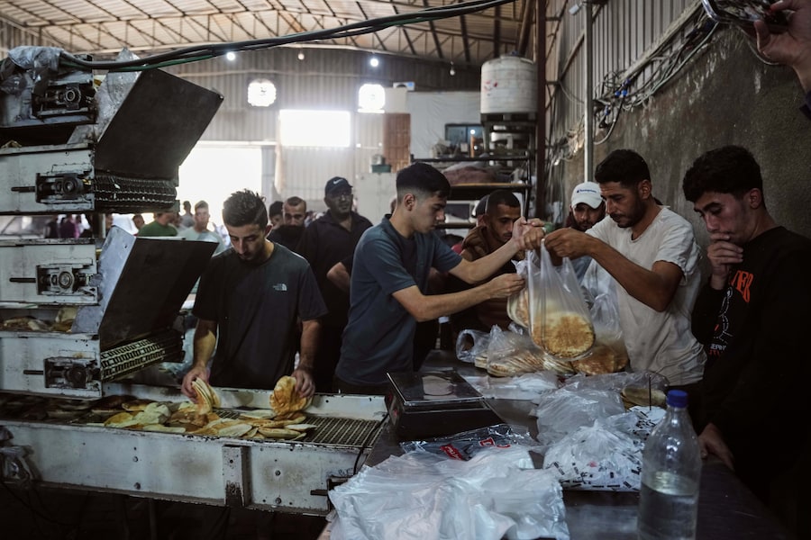 Il pane sfornato con farina fornita da un comitato egiziano in un panificio di Deir al-Balah, nella Striscia di Gaza centrale. (Foto AP/Abdel Kareem Hana) (APN)