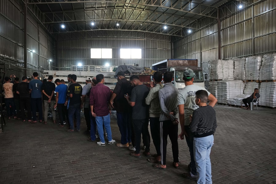 Palestinesi in fila per acquistare il pane sfornato con la farina fornita da un comitato egiziano presso un panificio a Deir al-Balah, nella Striscia di Gaza centrale. (APN)