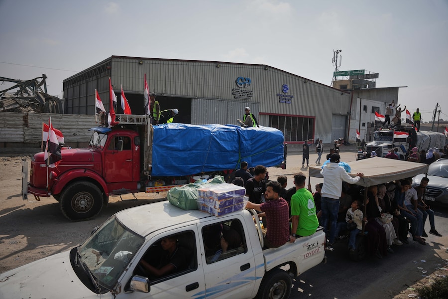Alcuni camion che trasportano farina fornita da un comitato egiziano arrivano presso un panificio a Deir al-Balah, nella Striscia di Gaza centrale. (APN)