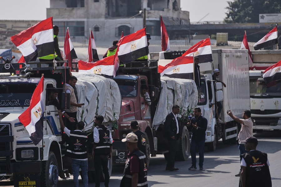 Alcuni camion che trasportano farina fornita da un comitato egiziano arrivano presso un panificio a Deir al-Balah, nella Striscia di Gaza centrale. (APN)