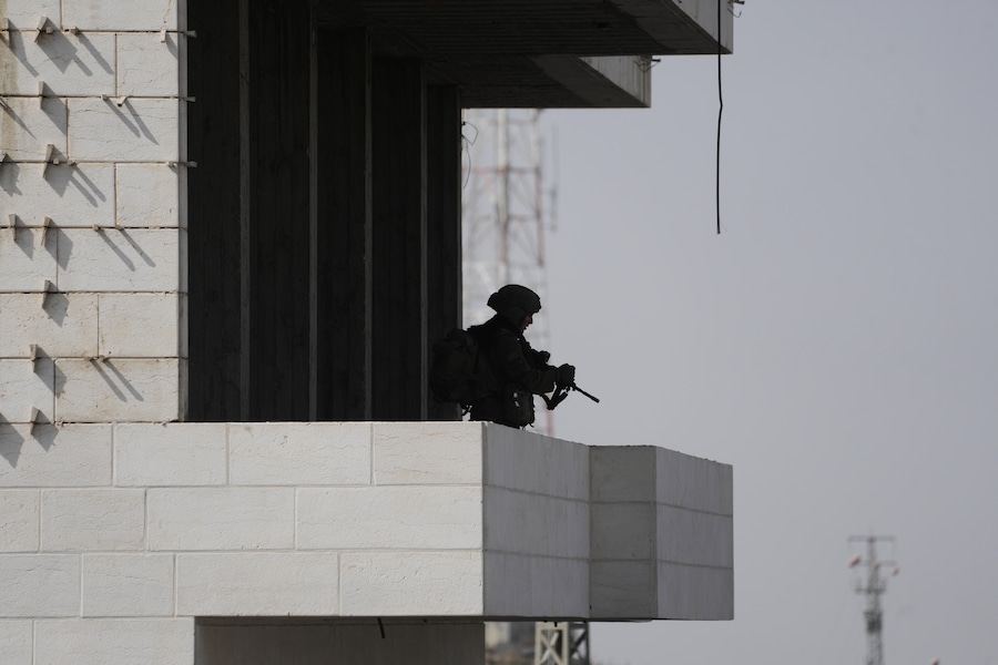 I soldati israeliani prendono posizione durante un’operazione militare nella città di Hebron, in Cisgiordania, sabato 24 ottobre 2026, all’indomani di un attacco armato perpetrato da palestinesi nella zona. (APN)