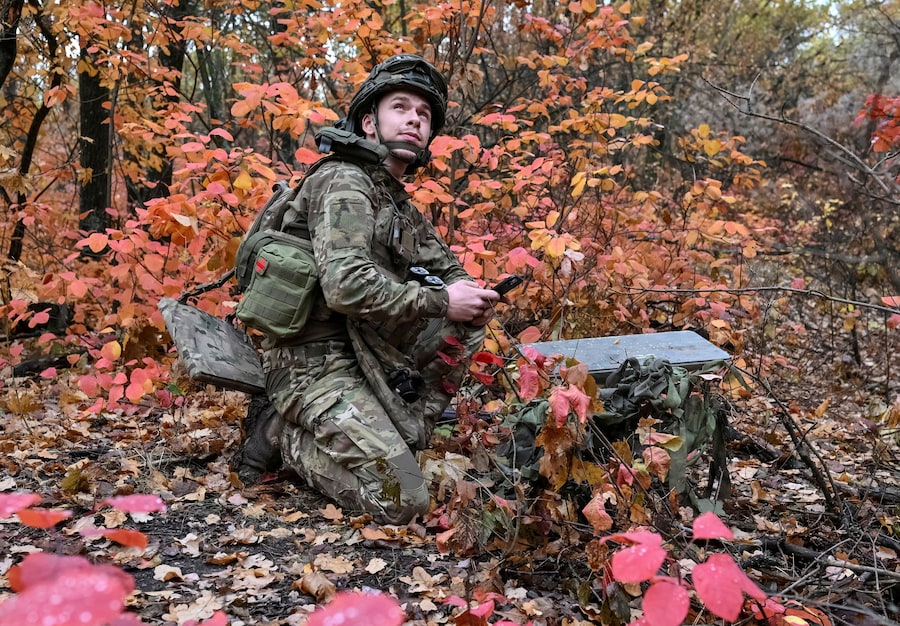 Un artigliere ucraino installa un sistema satellitare Starlink in una postazione vicino alla linea del fronte nella regione di Donetsk, Ucraina. (REUTERS)