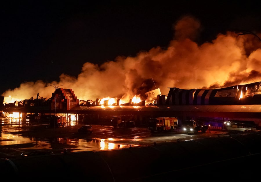 I vigili del fuoco spengono un incendio in un centro commerciale colpito da un attacco russo a a Kharkiv, in Ucraina, il 24 ottobre 2026. (REUTERS)