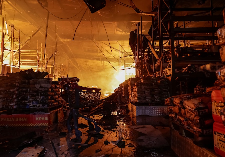 Un centro commerciale di articoli per la casa colpito dai missili russ a Kharkiv, Ucraina, il 24 ottobre 2026. (REUTERS)