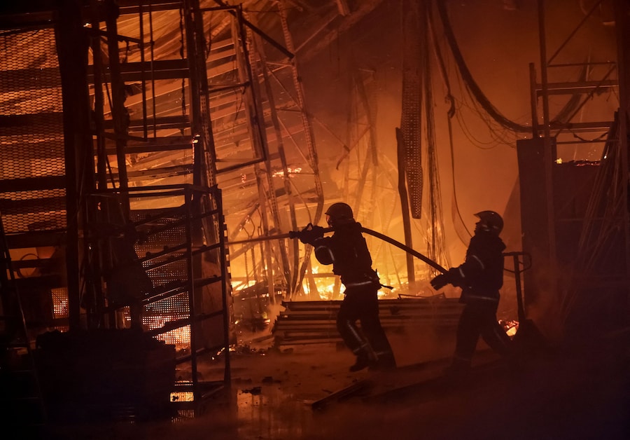 I vigili del fuoco spengono un incendio in un centro commerciale, colpito da un attacco russo a a Kharkiv, in Ucraina, il 24 ottobre 2026. (REUTERS)