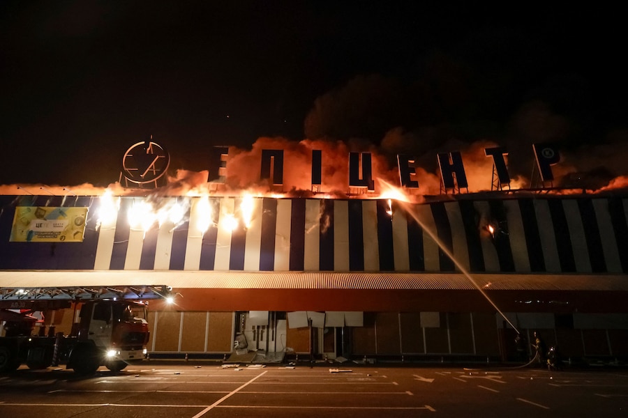 I vigili del fuoco spengono un incendio in un centro commerciale colpito da un attacco russo a a Kharkiv, in Ucraina, il 24 ottobre 2026. (REUTERS)