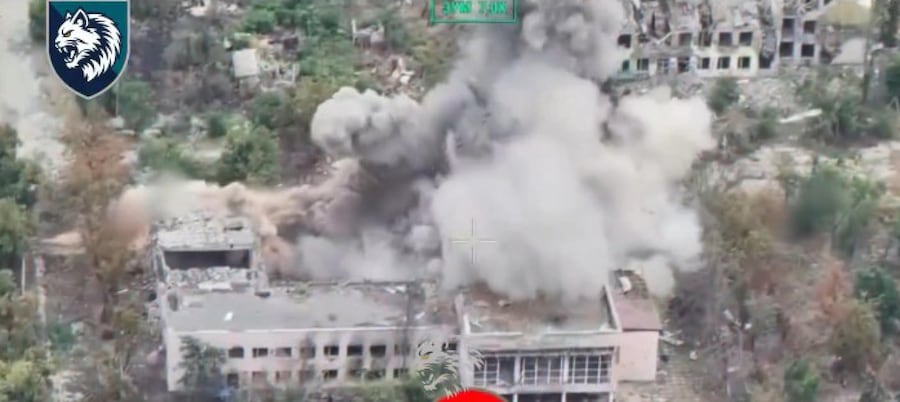 Un fermo immagine di un video della 34a Brigata separata della Marina ucraina mostra la città di Olenshky colpita. Ucraina. (ANSA)