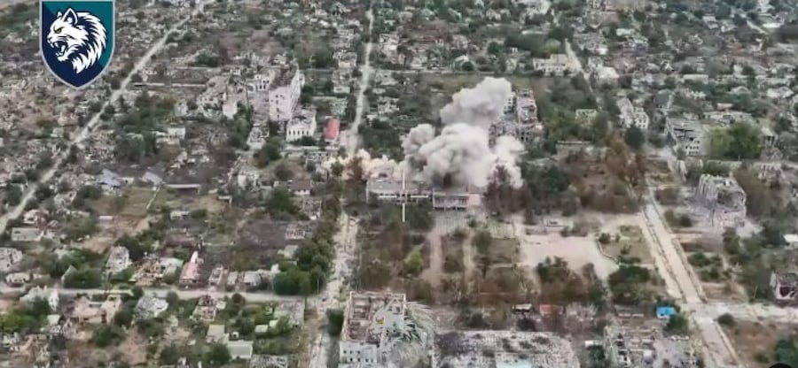 Un fermo immagine di un video della 34a Brigata separata della Marina ucraina mostra la città di Olenshky colpita. Ucraina. (ANSA)
