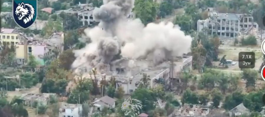 Un fermo immagine di un video della 34a Brigata separata della Marina ucraina mostra la città di Olenshky colpita. Ucraina. (ANSA)