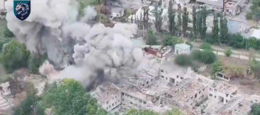 Un fermo immagine di un video della 34a Brigata separata della Marina ucraina mostra la città di Olenshky colpita. Ucraina. (ANSA)