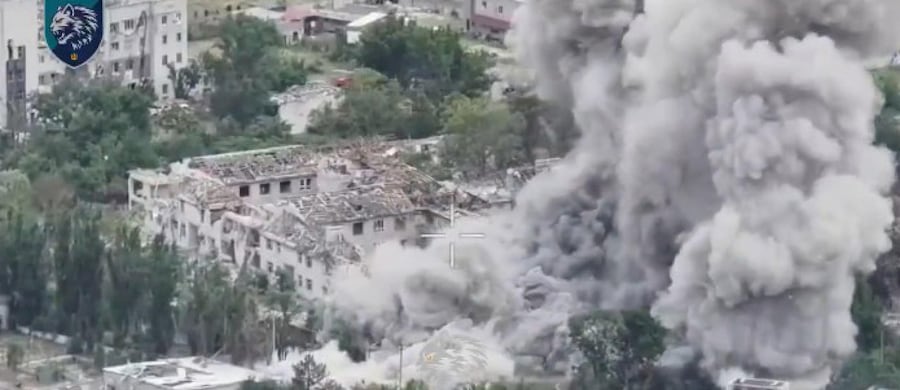 Un fermo immagine di un video della 34a Brigata separata della Marina ucraina mostra la città di Olenshky colpita. Ucraina. (ANSA)