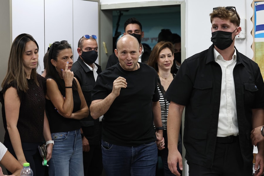 L’ex Primo Ministro e candidato per il Knesset, Naftali Bennett, e leader del Partito B'Yachad EPA/ATEF SAFADI (EPA)