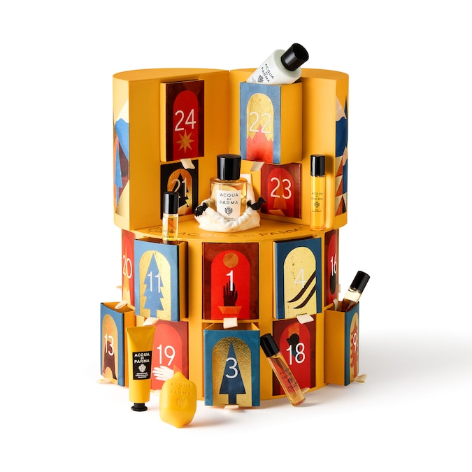 Il Grand Hotel Sprezzatura è il concept visivo del Calendario dell’Avvento Acqua di Parma, che invita ad un soggiorno immaginario in attesa delle feste. La struttura cilindrica è realizzata in carta acquarellata e decorata con le illustrazioni dell’artista Agostino Iacurci. Su ogni finestrella, che si apre come quelle della facciata di un albergo, scorci di paesaggi alpini, sci, alberi innevati.