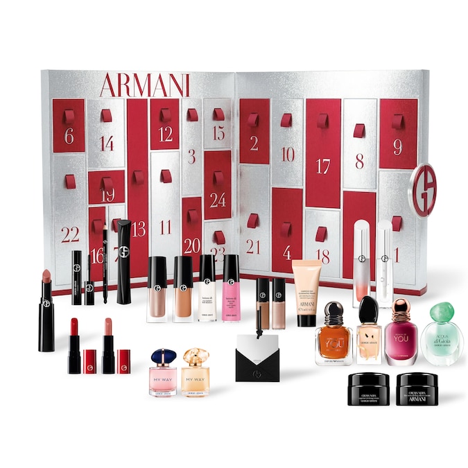 Un elegante coffret a doppia anta nei toni dell’argento e del rosso, dalle linee arrotondate che in modo implicito rimandano alla silhouette del dolce d’elezione delle feste, il panettone. Il Calendario dell’Avvento Armani Beauty si articola in ventiquattro vani che accolgono miniature di fragranze, make-up e formule skincare, ma anche nove referenze trucco in formato full size.